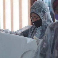 Anne pun memastikan, baju APD buatan timnya bukan untuk kepentingan komersial, melainkan disumbangkan. BERBAGI Baju APD ( Alat Pelindung Diri ) di produksi oleh Yayasan Anne Avantie yg dipersembahkan oleh para DONATUR dan TIDAK Di PERJUAL BELI kan, katanya. (Foto: Instagram/@anneavantieheart)