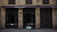 Tuna wisma yang sudah lima tahun tidur di jalanan Spanyol ini menolak saat diperintahkan oleh pihak berwenang untuk tidak lagi tidur di jalan.  AP Photo/Emilio Morenatti.