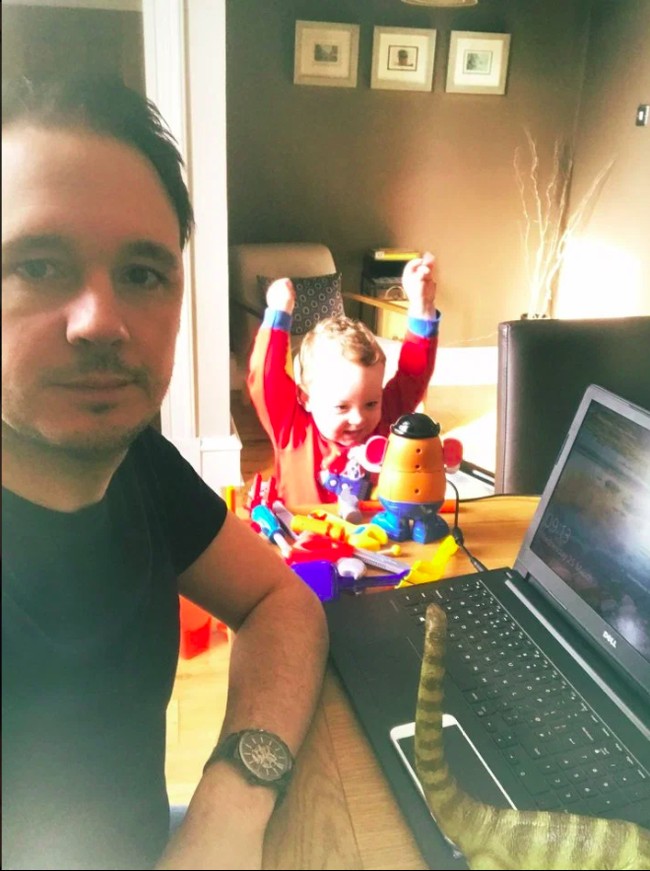 Ayah yang satu ini memperlihatkan betapa sulitnya bekerja di rumah sambil menjaga si anak yang masih balita. Lihat saja meja kerjanya sampai penuh dengan mainan sang anak. Kamu merasakan hal ini juga nggak nih saat kerja di rumah? Foto: Twitter