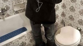 Pura-pura bergelantungan seperti di MRT, hanya saja ini di toilet. Foto: Bored Panda