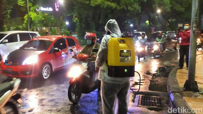 Jalan Darmo di Surabaya ditutup mulai pukul 19.00 WIB. Penutupan akan berlangsung hingga pukul 23.00 WIB.