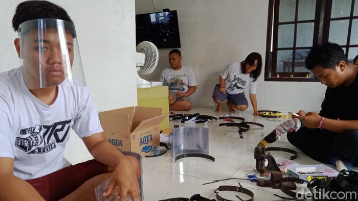 Para relawan membuat APD pelindung wajah di Desa Pandes, Kecamatan Wedi, Klaten, Jumat (27/3/2020).