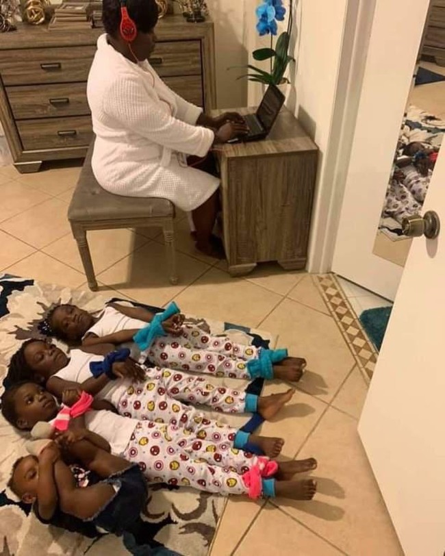 Memiliki banyak anak kecil bisa membuat para orangtua jadi kesulitan untuk bekerja di dalam rumah. Agar bisa fokus pada pekerjaannya, ibu yang satu ini pun membuat lelucon bagaimana WFH. Dari foto yang viral, foto yang hanya sebagai candaan ini memperlihatkan sang ibu sampai mengikat keempat anaknya. Tidak hanya itu saja, dia juga terlihat menggunakan headphone agar dapat bekerja dengan tenang. Foto: Twitter