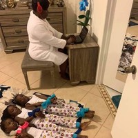 Memiliki banyak anak kecil bisa membuat para orangtua jadi kesulitan untuk bekerja di dalam rumah. Agar bisa fokus pada pekerjaannya, ibu yang satu ini pun membuat lelucon bagaimana WFH. Dari foto yang viral, foto yang hanya sebagai candaan ini memperlihatkan sang ibu sampai mengikat keempat anaknya. Tidak hanya itu saja, dia juga terlihat menggunakan headphone agar dapat bekerja dengan tenang. Foto: Twitter