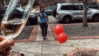 Ada kue dengan lilin, bunga, balon hingga champagne yang terletak di atas jalanan untuk merayakan pesta ulang tahun sambil menjaga jarak satu sama lain. Foto: Boredpanda