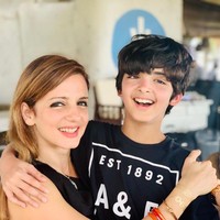 Dalam keterangannya di Instagram Hrithik mengatakan Sussanne dengan sukarela pindah ke rumahnya untuk sementara waktu agar anak-anak mereka tak terpisah dari kedua orangtuanya di masa corona ini. Artinya kembali serumahnya Hrithik dan Sussanne ini demi anak-anak, bukan karena mereka akur lagi sebagai pasangan. Foto: Instagram