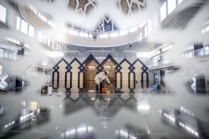 IBADAH SHALAT JUMAT DITIADAKAN DI BOGOR Pengurus masjid membersihkan Masjid Agung Baitul Faidzin pada waktu jam ibadah shalat Jumat di Cibinong, Bogor, Jawa Barat, Jumat (25/3/2020). Ketua Dewan Pertimbangan Majelis Ulama Indonesia (MUI) Din Syamsuddin mengimbau umat Muslim untuk sementara mengganti shalat Jumat dengan shalat zhuhur di rumah dalam kondisi darurat seperti sekarang ini, hal itu lantaran masih merebaknyavirus corona (COVID-19) di Indonesia. ANTARA FOTO/Yulius Satria Wijaya/foc.