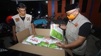 Ketua Gugus Tugas Pencegahan Pengendalian dan Penanganan virus COVID-19 Provinsi Kalsel Abdul Harris Makie (kanan) bersama Ketua Harian Gugus Tugas Pencegahan Pengendalian dan Penanganan virus COVID-19 Provinsi Kalsel Wahyuddin (kiri) mengecek bantuan alat kesehatan untuk penanganan COVID-19 di Gudang Logistik BPBD Provinsi Kalsel di Banjarbaru, Kalimantan Selatan, Rabu (25/3/2020). ANTARA FOTO/Bayu Pratama S.
