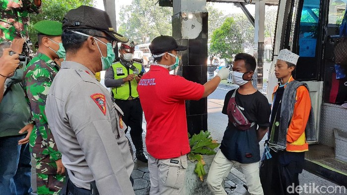 Para penumpang di Terminal Jombor Sleman didata