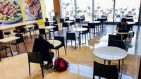 Di JJ Chicken bahkan pengunjung dipisahkan jarak hingga 2 meter. Mereka biasanya juga datang sendirian ke restoran. Foto: Gulf News