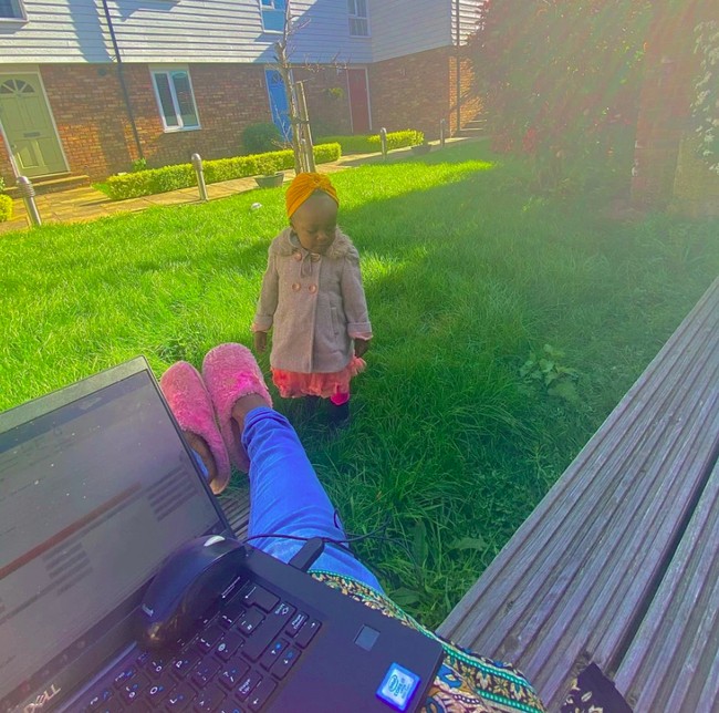 Foto ini membuktikan pengorbanan dari sang ibu yang terpaksa harus bekerja di halaman rumah demi membuat anaknya tetap sibuk bermain dan tidak mengganggunya. Bisa dibayangkan kesulitan sang ibu yang satu ini? Ditambah lagi harus merasakan pegal karena memangku laptopnya sendiri tanpa menggunakan meja. Foto: Twitter