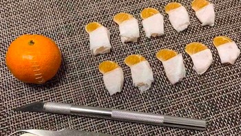 Tiap isi jeruk diperlakukan dengan hati-hati seperti melakukan operasi. Foto: Bored Panda