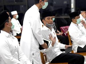 Video: Jokowi Tahlilan Berjarak Untuk Almarhumah Ibundanya