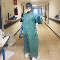 Tapi sayangnya keputusan selebgram tersebut membuatnya ikut tertular virus Corona. Hal itu disampaikannya dalam sebuah video emosional yang diunggah di Instagram. Sambil menangis, ia pun seolah sedikit menyesali hal itu. Foto: Instagram @madamederosa