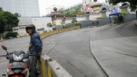 Suasana Terminal Blok M sepi dibanding hari biasa karena sebagian warga telah menerapkan bekerja dari rumah (WFH). ANTARA FOTO/Galih Pradipta.
