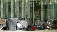 Para tuna wisma ini berkemah di depan gedung San Francisco Ballet. (AP Photo/Ben Margot)  