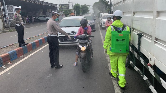 Pengguna Jalan di Mojokerto Disterilkan dengan Disinfektan