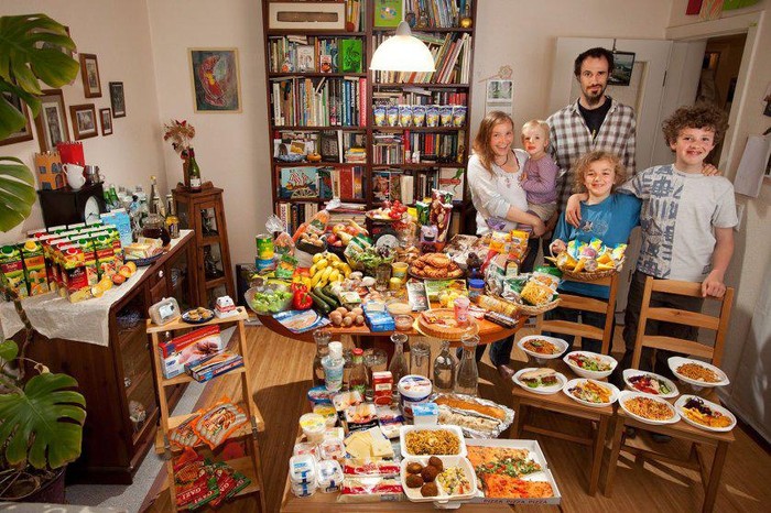 Makanan Keluarga The Sturm Family of Hamburg, Germany. Astrid Hollmann, 38, and Michael Sturm, 38, and their three children Lenard, 12, Malte Erik, 10, and Lillith, 2.5, with their typical week’s worth of food in June.
ONE WEEK’S FOOD IN JUNE
Food Expenditure for One Week:
€ 253.29 ($325.81 USD)
Model Released.
