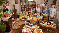 Lebih dari 24 negara dikunjungi Peter untuk merampungkan buku Hungry Planet. Ia meminta setiap keluarga yang ditunjuknya, untuk menunjukkan makanan apa yang biasa keluarga mereka makan di rumah. Foto: Peter Menzel