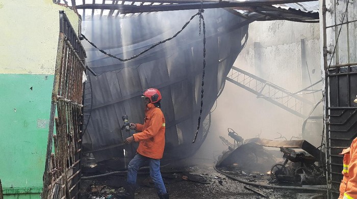 kebakaran bangunan di jalan manyar