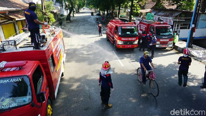 Suasana penyemprotan disinfektan di Kebumen