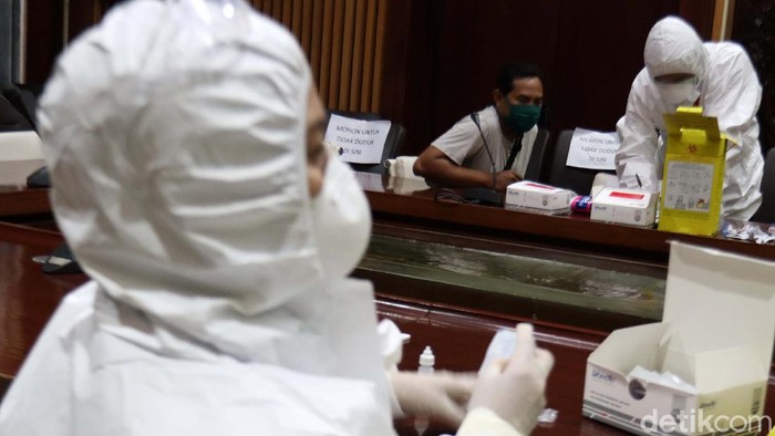 Momen 37 Jurnalis Bandung Jalani Rapid Tes Virus Corona 37 Jurnalis di Pemkot Bandung menjalani rapid tes virus corona (Covid-19). Hasilnya, mereka semua dinyatakan negatif dari virus corona.