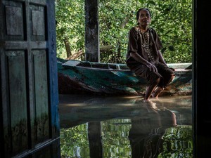 Kisah Keluarga yang Bertahan Sendirian di Tengah Desa yang Tenggelam