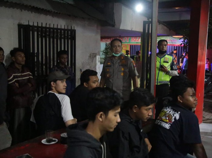 Imbauan kepolisian agar warga mengurangi aktivitas di luar rumah belum sepenuhnya dipatuhi warga Kabupaten Malang. Masih banyak anak muda yang nekat nongkrong di sejumlah warkop.