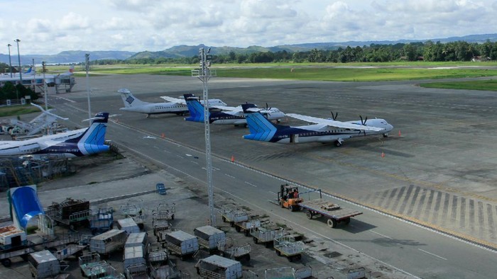 Petugas mengukur suhu sebelum beraktivitas di Bandara Sentani, Jayapura, Papua, Jumat (27/3/2020). Pemprov Papua menutup penerbangan penumpang ke seluruh bandara di Papua sejak 26 Maret hingga 4 April untuk mencegah penyebaran virus corona atau COVID-19. ANTARA FOTO/Gusti Tanati/nz.