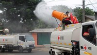 Penyemprotan disinfektan dilingkungan permukiman dan area publik juga sudah disebar ke 600 titik wilayah DKI Jakarta. Salah satunya di wialyah Jakarta Utara ini. Foto: dok. PMI