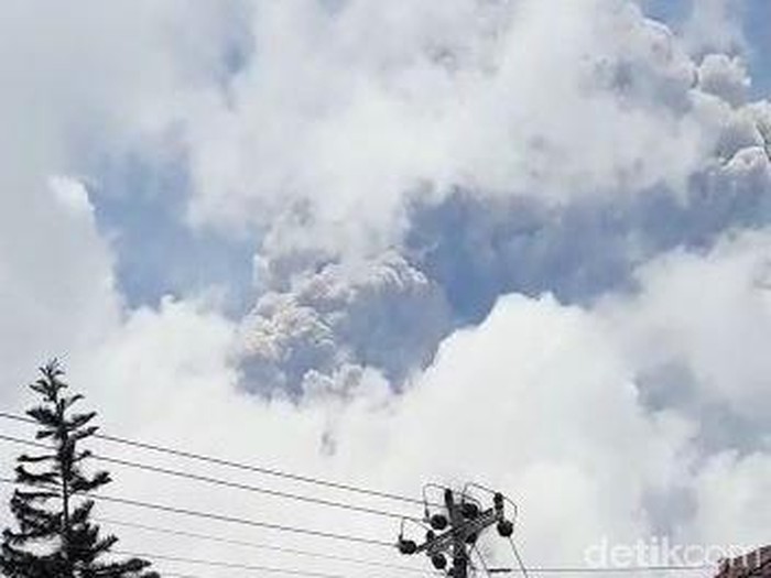 Penampakan erupsi Gunung Merapi dilihat dari Boyolali, Jumat (27/3/2020).