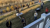 Virus corona tidak membuat orang-orang ini melupakan hari ulang tahun teman mereka. Tetap menjaga jarak aman, pesta ulang tahun ini hanya didatangi 10 orang saja. Foto: Boredpanda
