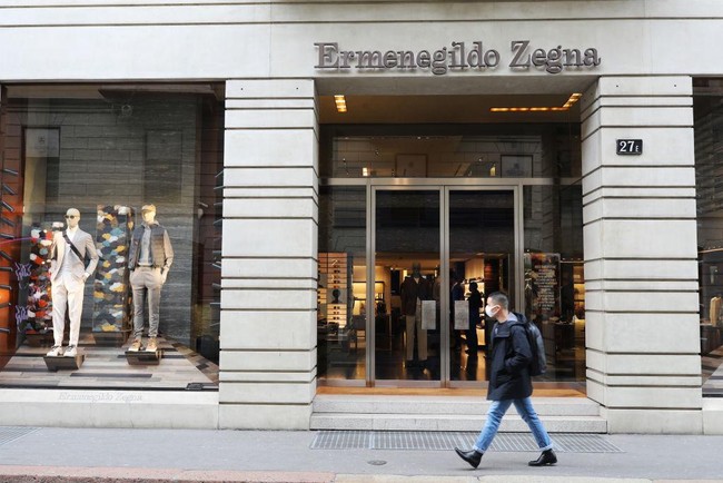 Brand fashion mewah Ermenegildo Zegna juga terdampak virus corona. Merek fashion yang sudah ada sejak 1910 itu menutup tokonya di Italia Utara. Italia Utara menjadi kawasan di Italia di mana banyak warga menjadi korban virus corona. Foto: Getty Images