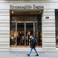 Brand fashion mewah Ermenegildo Zegna juga terdampak virus corona. Merek fashion yang sudah ada sejak 1910 itu menutup tokonya di Italia Utara. Italia Utara menjadi kawasan di Italia di mana banyak warga menjadi korban virus corona. Foto: Getty Images