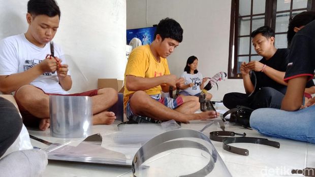 Salut! Warga Klaten Ini Bikin APD Corona dan Dibagi Gratis ke 60 RS