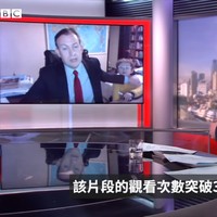 Tujuh tahun lalu, pakar politik Amerika, Robert E Kelly menjadi narasumber program berita BBC untuk bicara mengenai Korea Utara. Dosen Universitas Nasional Pusan itu melakukannya secara jarak jauh di Korea Selatan. Memakai kamar sebagai tempat wawancara, Robert lupa mengunci pintu yang membuat anaknya masuk. Foto: YouTube BBC