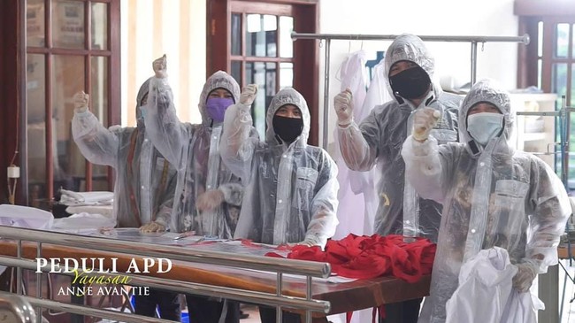 APD (Alat Pelindung Diri) saat ini memang banyak dibutuhkan oleh dokter, perawat dan tenaga medis lainnya yang menangani pasien virus corona di Indonesia. Stok APD yang menipis membuat sejumlah tenaga medis sampai melindungi dirinya memakai plastik sampah atau kantong plastik. (Foto: Instagram/@anneavantieheart)