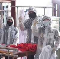 APD (Alat Pelindung Diri) saat ini memang banyak dibutuhkan oleh dokter, perawat dan tenaga medis lainnya yang menangani pasien virus corona di Indonesia. Stok APD yang menipis membuat sejumlah tenaga medis sampai melindungi dirinya memakai plastik sampah atau kantong plastik. (Foto: Instagram/@anneavantieheart)