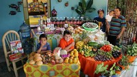 Mirip seperti pasar buah, rumah keluarga Casales di Meksiko penuh dengan aneka buah segar seperti nanas, semangka, jeruk, hingga pepaya. Foto: Peter Menzel