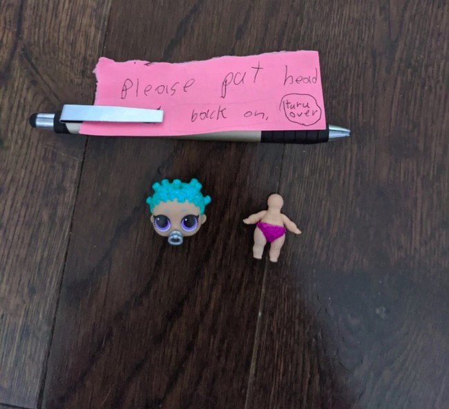 Orangtua lainnya memperlihatkan pekerjaan mereka yang membuatnya menjadi lebih sibuk. Karena selain harus menyelesaikan pekerjaan kantornya, dirinya juga harus membereskan pekerjaan yang diberikan oleh sang anak. Kira-kira apa yang dilakukan oleh sang anak ya sampai kepala bonekanya bisa sampai lepas gitu? Foto: Twitter