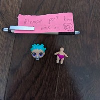 Orangtua lainnya memperlihatkan pekerjaan mereka yang membuatnya menjadi lebih sibuk. Karena selain harus menyelesaikan pekerjaan kantornya, dirinya juga harus membereskan pekerjaan yang diberikan oleh sang anak. Kira-kira apa yang dilakukan oleh sang anak ya sampai kepala bonekanya bisa sampai lepas gitu? Foto: Twitter