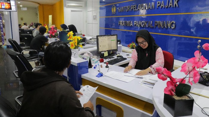 Petugas pajak melayani wajib pajak di Kantor Pelayanan Pajak Pratama Pangkalpinang, Kepulauan Bangka Belitung, Jumat (13/3/2020). Pemerintah secara resmi mengumumkan akan menanggung Pajak Penghasilan (PPh) pasal 21 atau pajak gaji karyawan dibawah 16 juta per bulan yang akan berlaku pada April 2020.  ANTARA FOTO/Anindira Kintara/Lmo/aww.