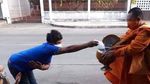 Viral Cara Unik Social Distancing di Thailand: Boncengan Motor Juga Jaga Jarak