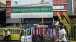 Sebagian Kios di Pasar Tanah Abang Mulai Ditutup Hari Ini