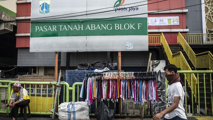 Sebagian Pasar Tanah Abang mulai ditutup Jumat (27/3) ini. Penutupan itu dilakukan guna mencegah penyebaran virus Corona.