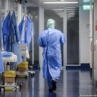 Seorang pria berusia 101 tahun asal Rimini, Italia, pulang ke rumah dan kembali berkumpul bersama keluarganya pada 20 Maret 2020 setelah sembuh dari COVID-19. Pria yang hanya diungkap sebagai Mr. P ini dirawat di rumah sakit selama seminggu. Wali Kota Rimini, Gloria Lisi, menyebut bahwa Mr. P sudah melalui dua wabah selama hidupnya. Yakni pada 1918 - 1920 saat terjadi pandemi flu Spanyol. Foto: ilustrasi/DW (News)