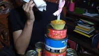 Tak ada kue ulang tahun yang megah, keluarga ini rayakan ulang tahun putranya dengan tumpukan makanan kaleng sebagai persediaan selama masa karantina. Foto: Boredpanda