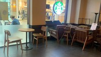 Di Starbucks juga area tempat duduknya hanya boleh ada 20%. Untuk furnitur yang tidak terpakai disingkirkan ke pojok-pojok gerai. Foto: Gulf News