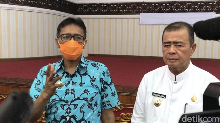 Gubernur Sumbar Irwan Prayitno (kiri) dan Wagub Sumbar Nasrul Abit (Jeka Kampai/detikcom)