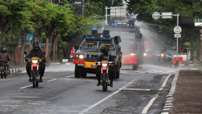 Water Cannon Semprot disinfektan di Bali
